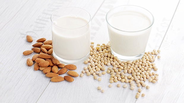 So sánh dinh dưỡng giữa sữa đậu nành và sữa hạnh nhân